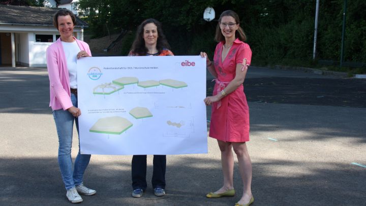Rektorin Bettina Rath, Anne Jürgens und Dr. Friederike Brodhun zeigen die Modellansicht des neuen...