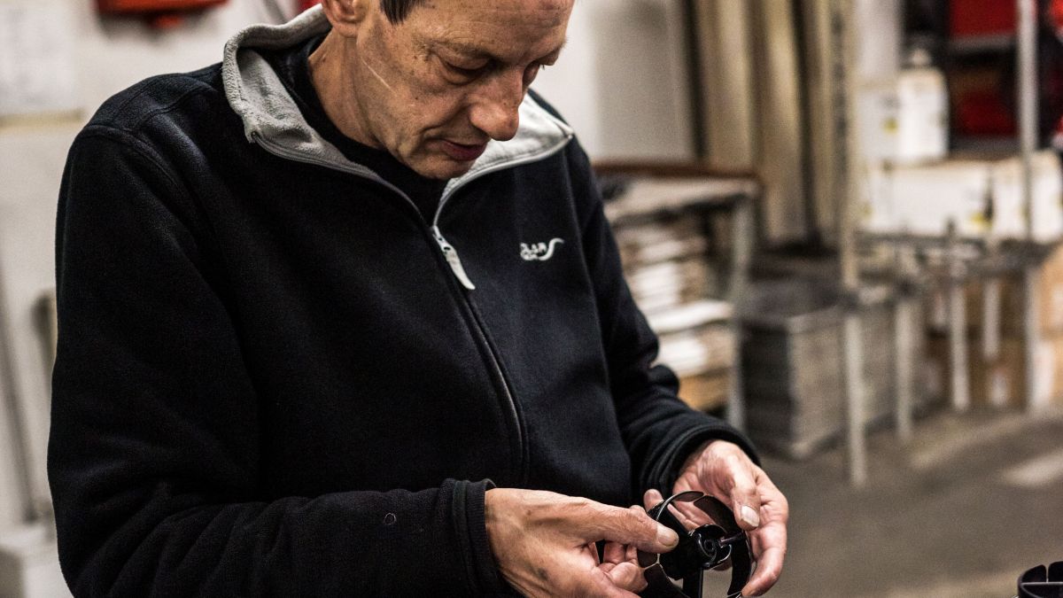 Ralf Günter Knillmann aus Olpe hat schon über 20 Jahre Erfahrung in den Werkstätten. Hier überprüft und bearbeitet er Kunststoffteile zur Weiterverarbeitung. von privat
