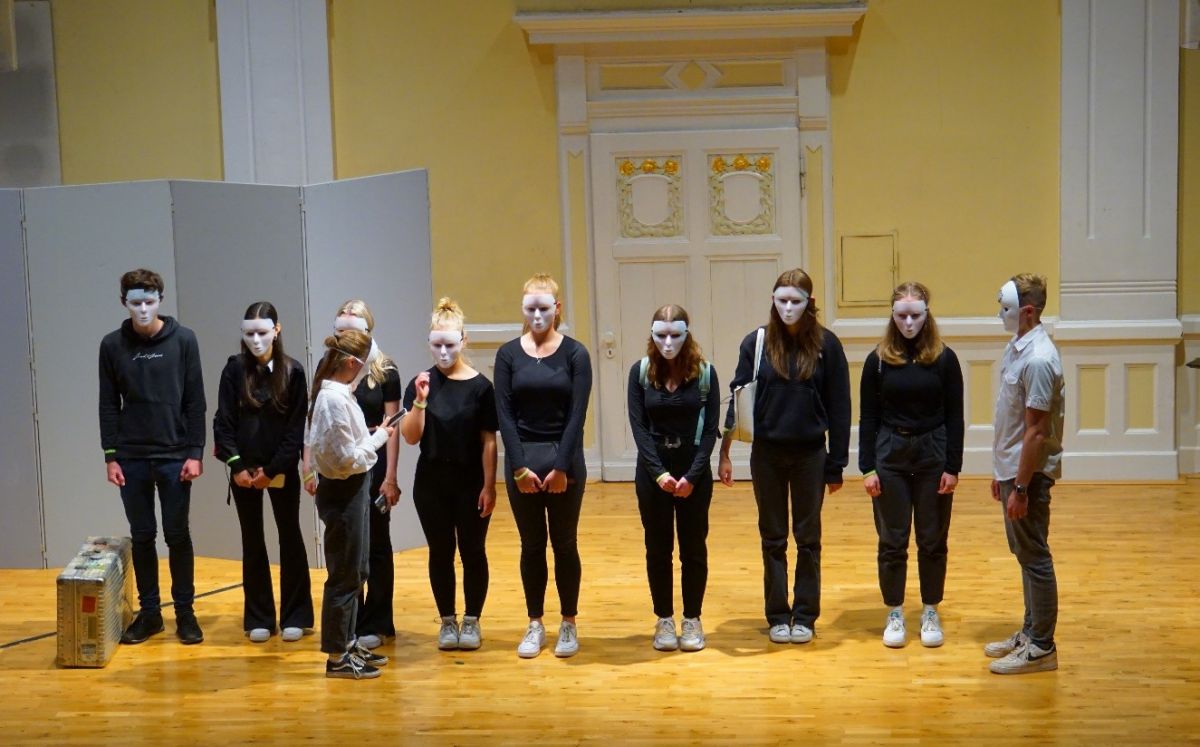 Das Theaterstück „2071/2°“ zeigt eine Gesellschaft, bei der regelmäßig der CO2-Ausstoß jedes einzelnen gemessen wird. von privat