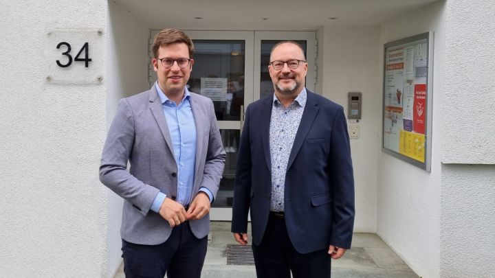Bundestagsabgeordneter Florian Müller (links) und Superintendent Dr. Christof Grote trafen sich...