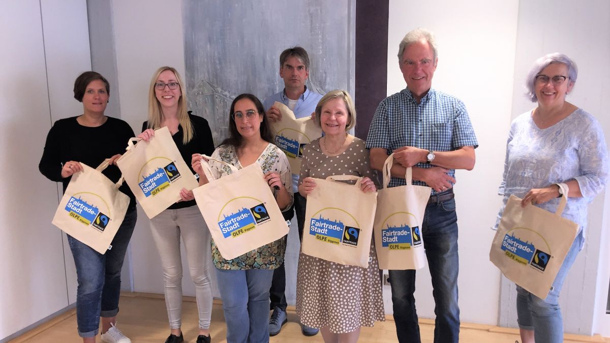 Können nun ihre Einkäufe in einer Fairtrade-Tasche ablagern, v.l.: Margarethe Kubiak, Eduard Köster, Sabine Melzer-Baldus, Kai Thomalla, Verónica De Lima Niebles, Nina Graeve und Kathrin Schröder. von Stadt Olpe