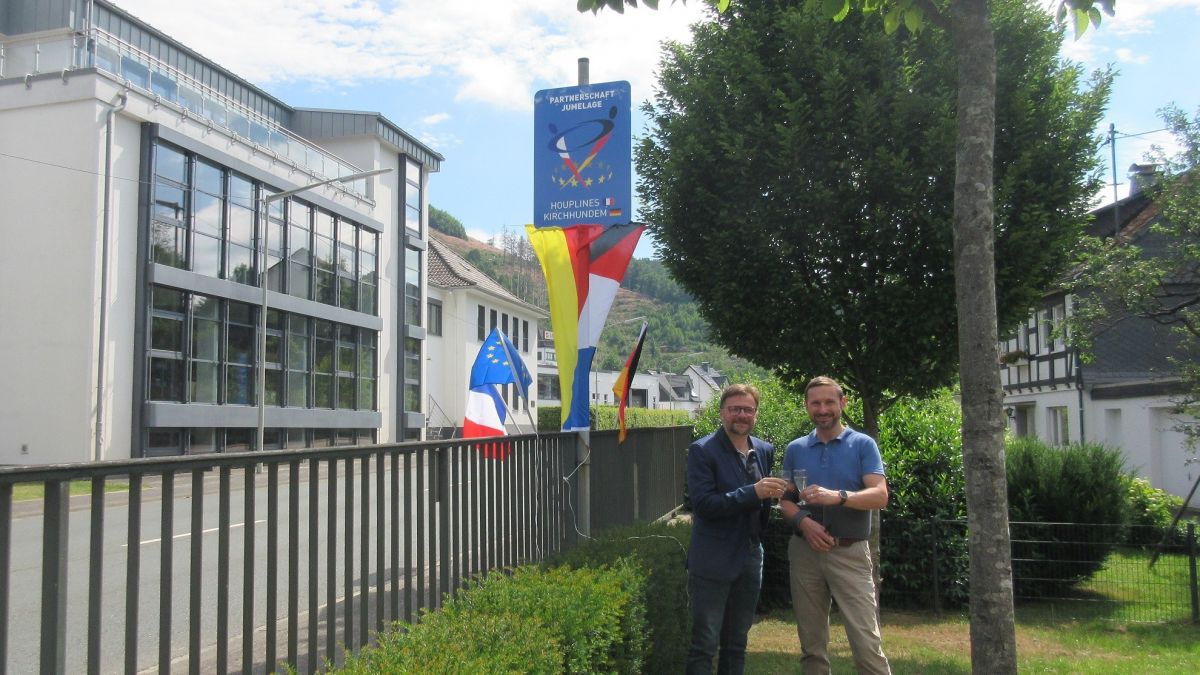 Die beiden Bürgermeister Björn Jarosz (re.) und Jean-François Legrande enthüllten das Städtepartnerschaftsschild in Kirchhundem. von privat