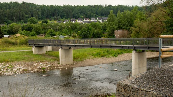 Brückentag in Bamenohl: Die Fußgängerbrücke im Breich der „Thyssenwiesen“ ist freigegeben.