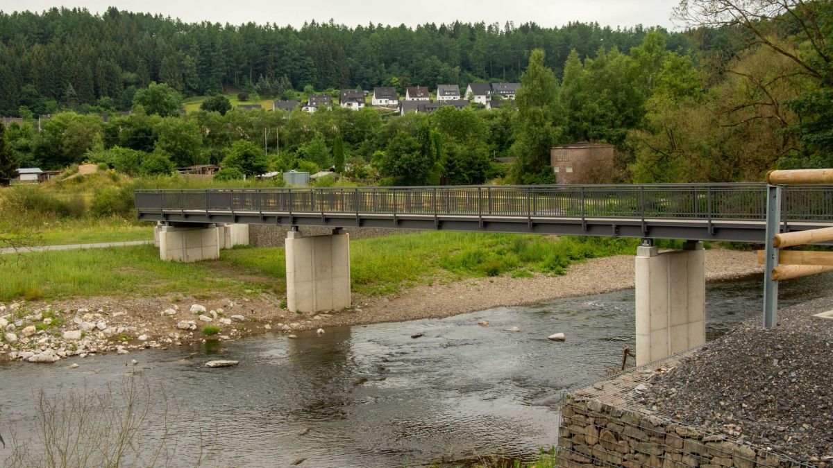 Brückentag in Bamenohl: Die Fußgängerbrücke im Breich der „Thyssenwiesen“ ist freigegeben. von Nils Dinkel