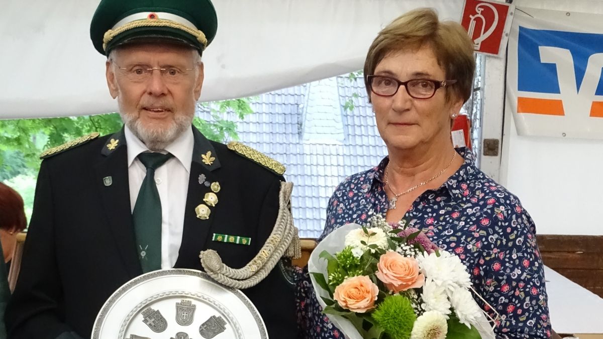 Herbert Koch erhielt für sein jahrzehntelanges Engagement dein Zinnwappenteller des SSB und seine Frau Margret einen Blumenstrauß. von privat
