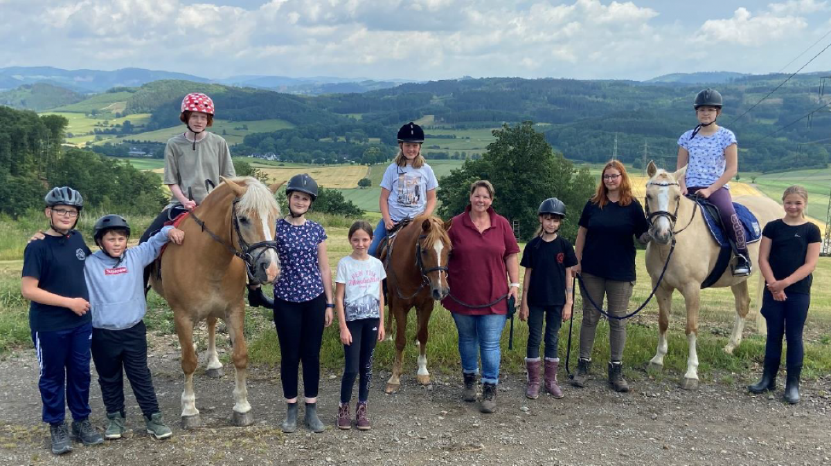 Die Teilnehmer der Pferde-AG beim Ausritt mit den Reitlehrerinnen Sandra Pulte und Jessica Sauer. von privat