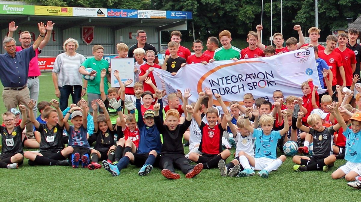 Der FC Lennestadt ist vom Kreissportbund für seine Integrations-Maßnahmen ausgezeichnet worden. von privat