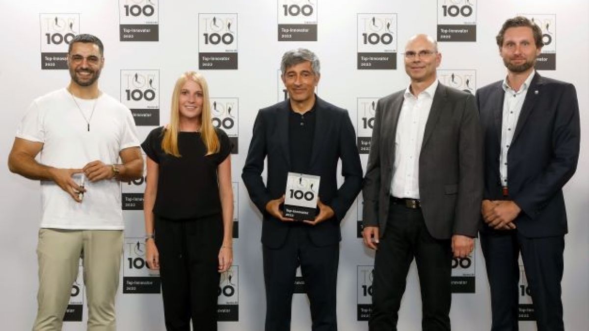 Ranga Yogeshwar (.) zwürdigt die Beulco GmbH & Co. KG anlässlich ihres Erfolges beim Innovationswettbewerb TOP 100. von privat