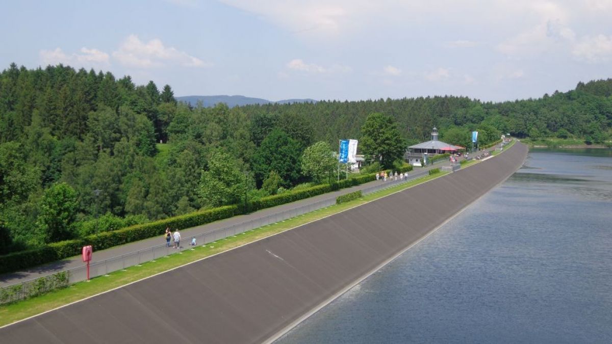 Weil viele Radfahrer das Fahrverbot am Leuchtturm ignorieren ist es schon mehrfach zu Gefahrensituationen gekommen. Ruhrverband, Ordnungsamt und Polizei weisen auf ausdrückliches Fahrverbot hin. von Tourismusverband Biggesee-Listersee
