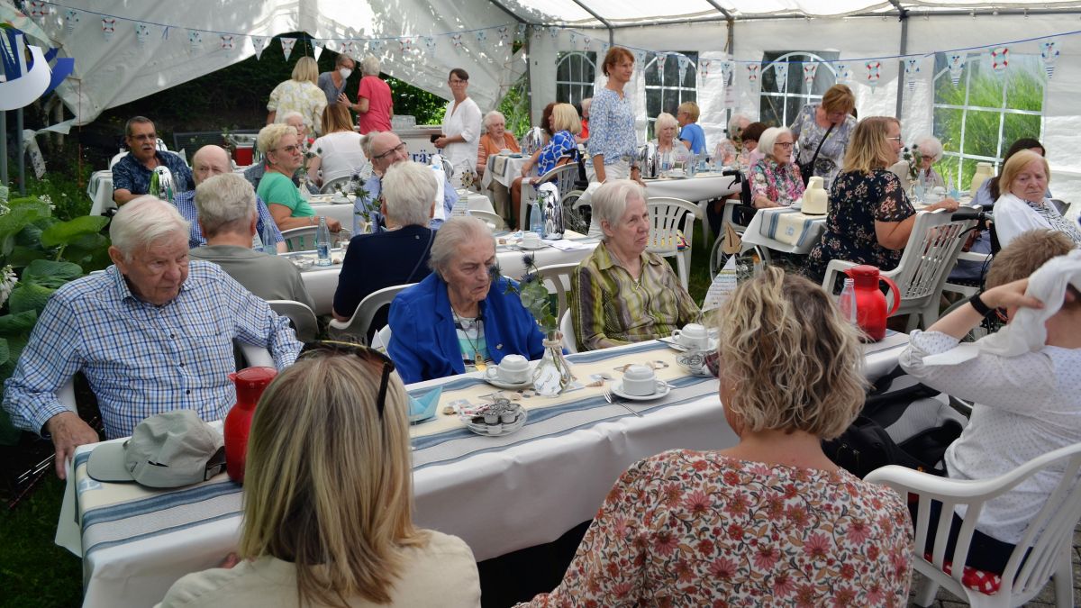 Bei schönstem Sommerwetter feierten Bewohner, Angehörige und Team endlich wieder gemeinsam ein Fest. von privat