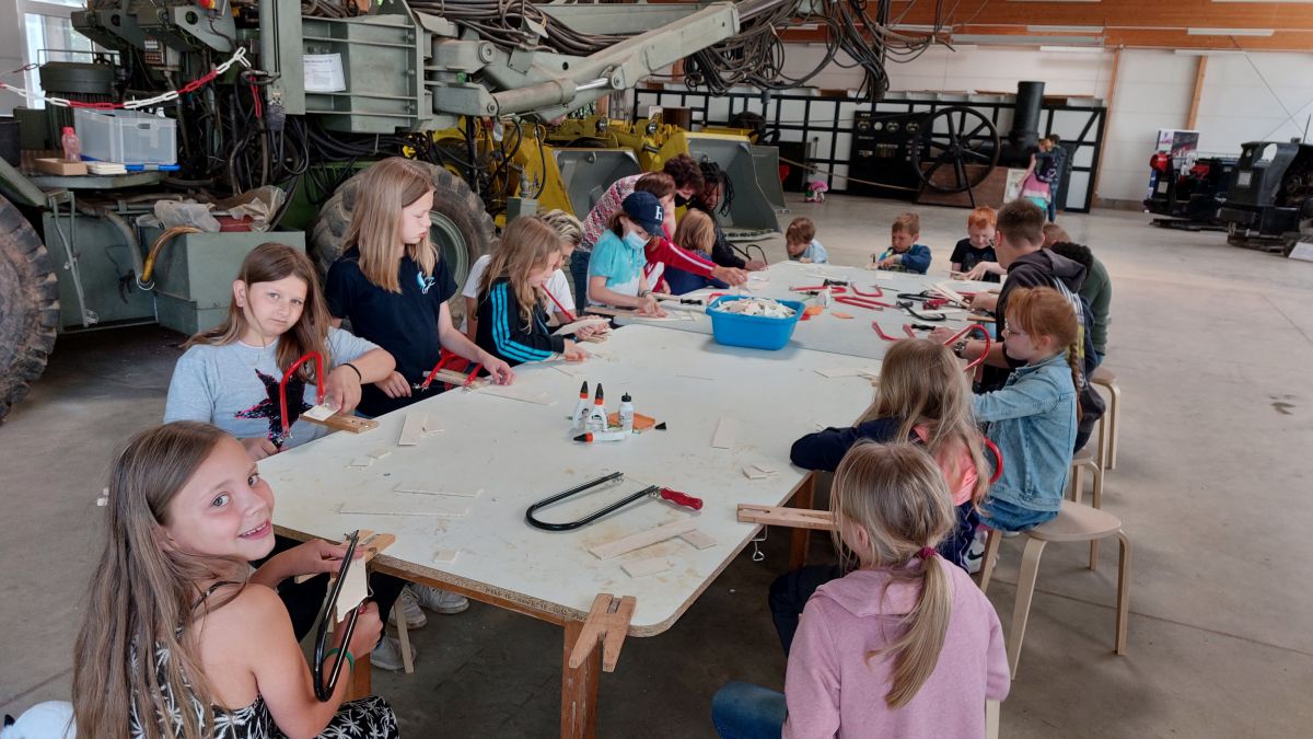 Bei der „Extra-Zeit“ an der Grundschule Kirchhundem wurden viel unternommen, unter anderem ein Besuch in das Bergwerk in Ramsbeck. von privat