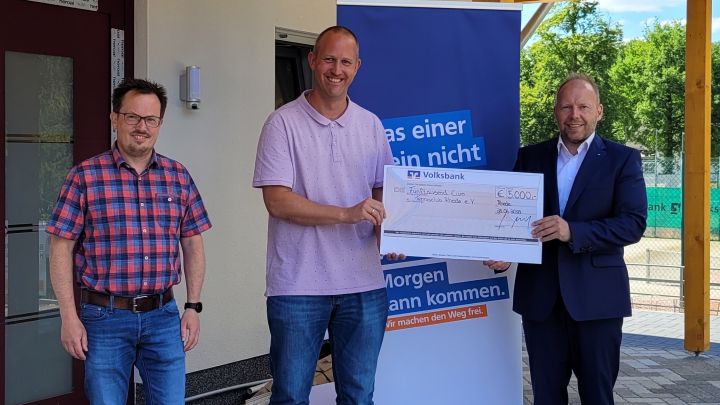Spendenübergabe am neuen Clubhaus (von links): Thomas Stamm (Schriftführer TC Rhode), Jörn...