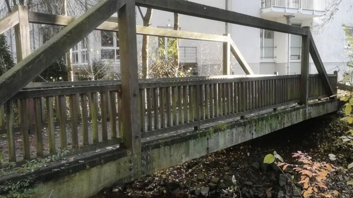 Die Fußgängerbrücke im Gerberweg in Olpe bleibt bis auf Weiteres gesperrt, da die Tragfähigkeit beeinträchtigt ist. von Stadt Olpe
