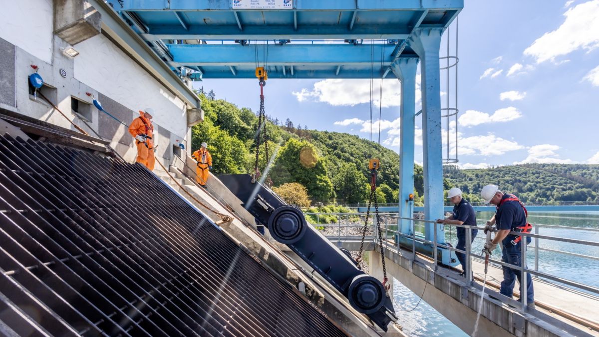 Rund 14 Tonnen wiegt das Tiefenschütz, das nach monatelanger Runderneuerung wieder am Grundablass der Biggetalsperre eingebaut wurde. von Ruhrverband