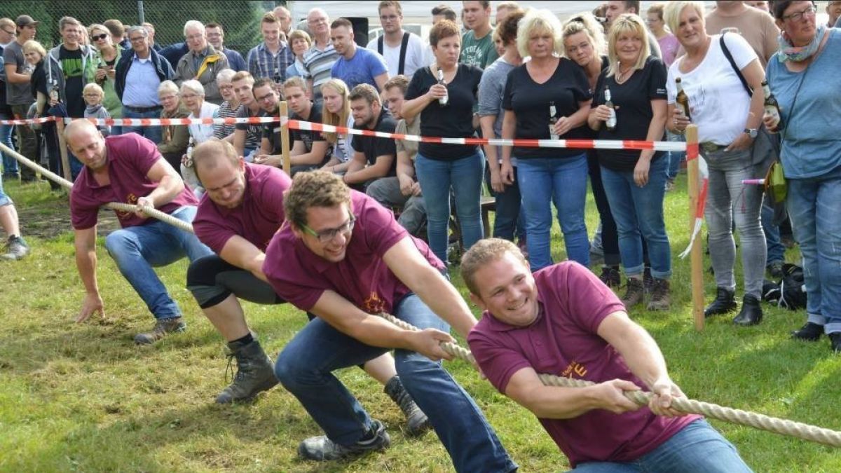 Wer beim Tauziehen gewinnen will, muss Muskelkraft beweisen. von privat