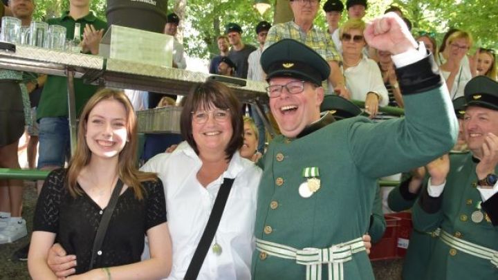 Der neue König Gabriel Hochstein freut sich mit seiner Frau und Mitregentin Astrid sowie Tochter...
