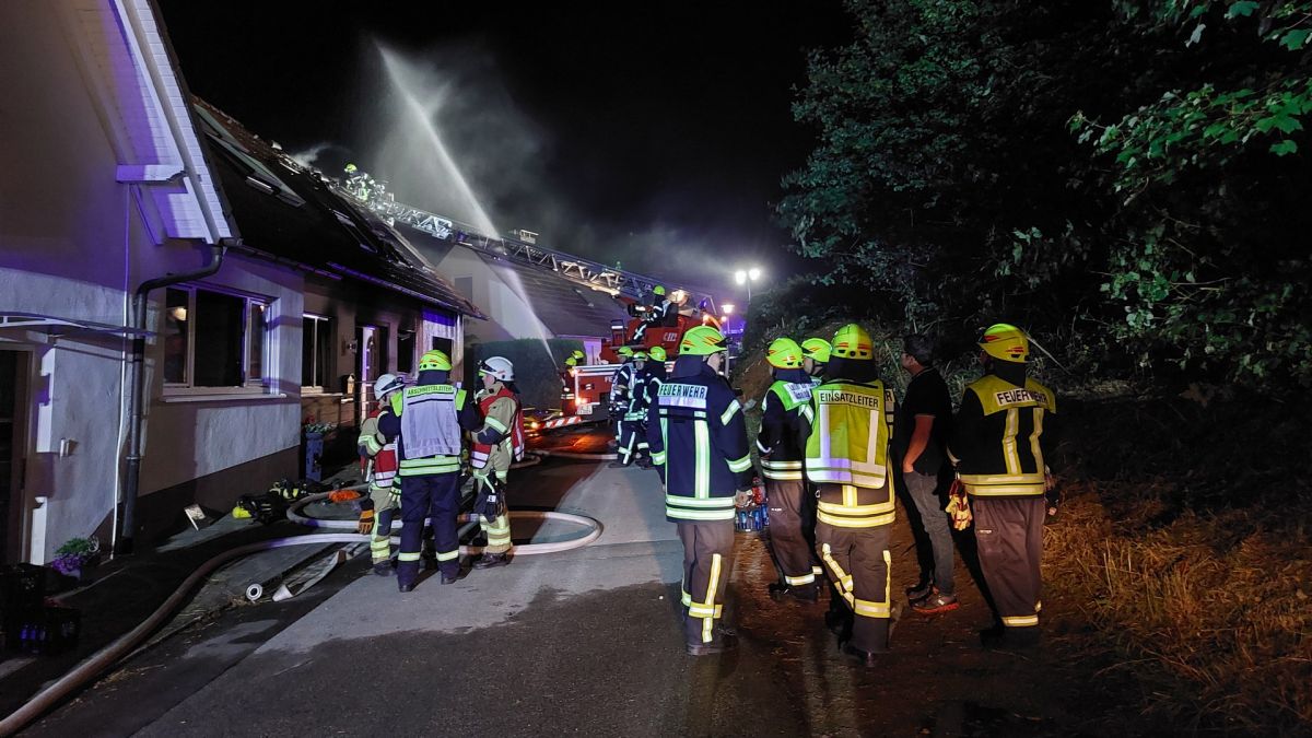 Etwa 120 Feuerwehrleute und weitere Rettungskräfte waren im Einsatz. von Feuerwehr Finnentrop