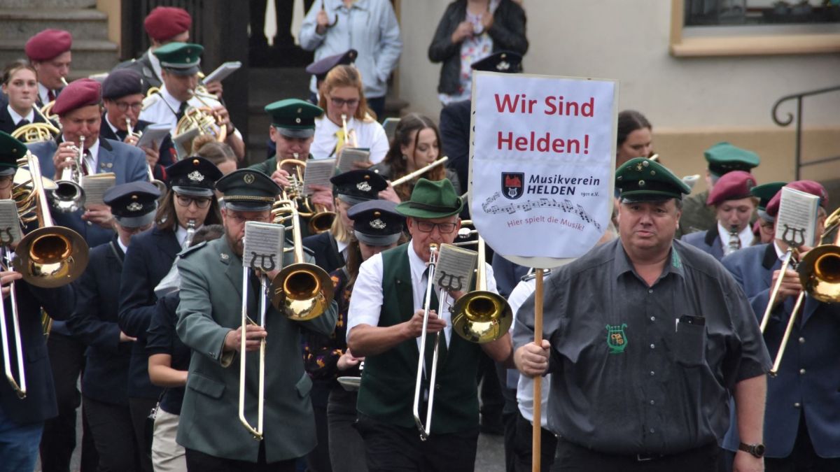 Das Schild des Musikvereins Helden, das Klaus Michael „Klausi“ Becker trägt, ist auch bezeichnend für die Solidarität der Musiker. von Nicole Voss