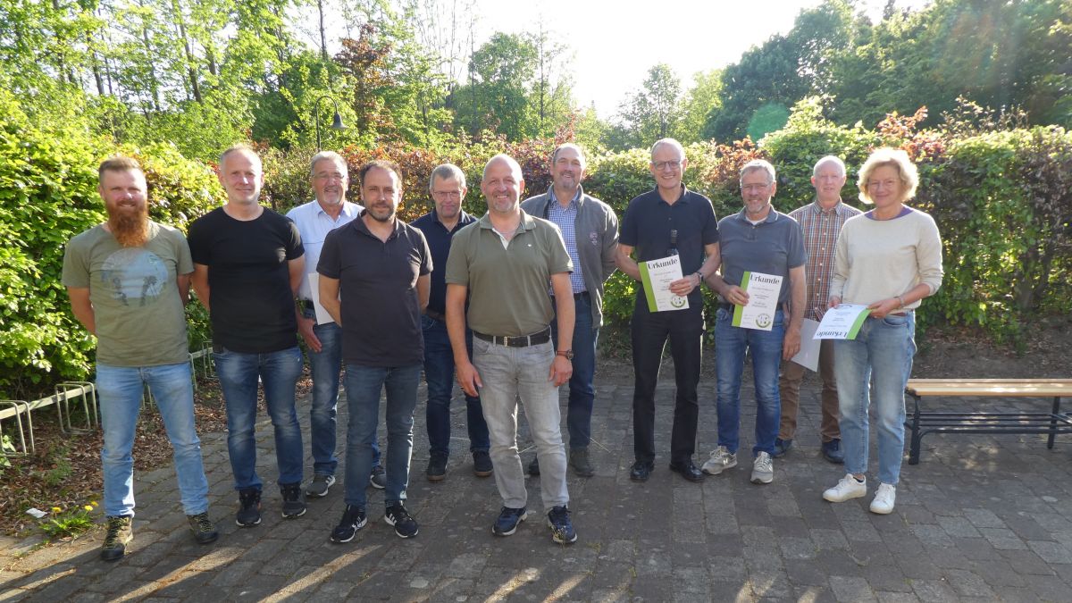 Die anwesenden Jubilare des Ski Clubs Fretter, v.l.: Peter vom Orde, Mario Tolle, Hermann Pott, Klaus vom Orde, Heinz Neuhäuser, Pascal Bartelmey, Georg Pape, Andreas Müller, Burkhard Hömberg, Christian Rademacher und Brigitta Hömberg. von privat