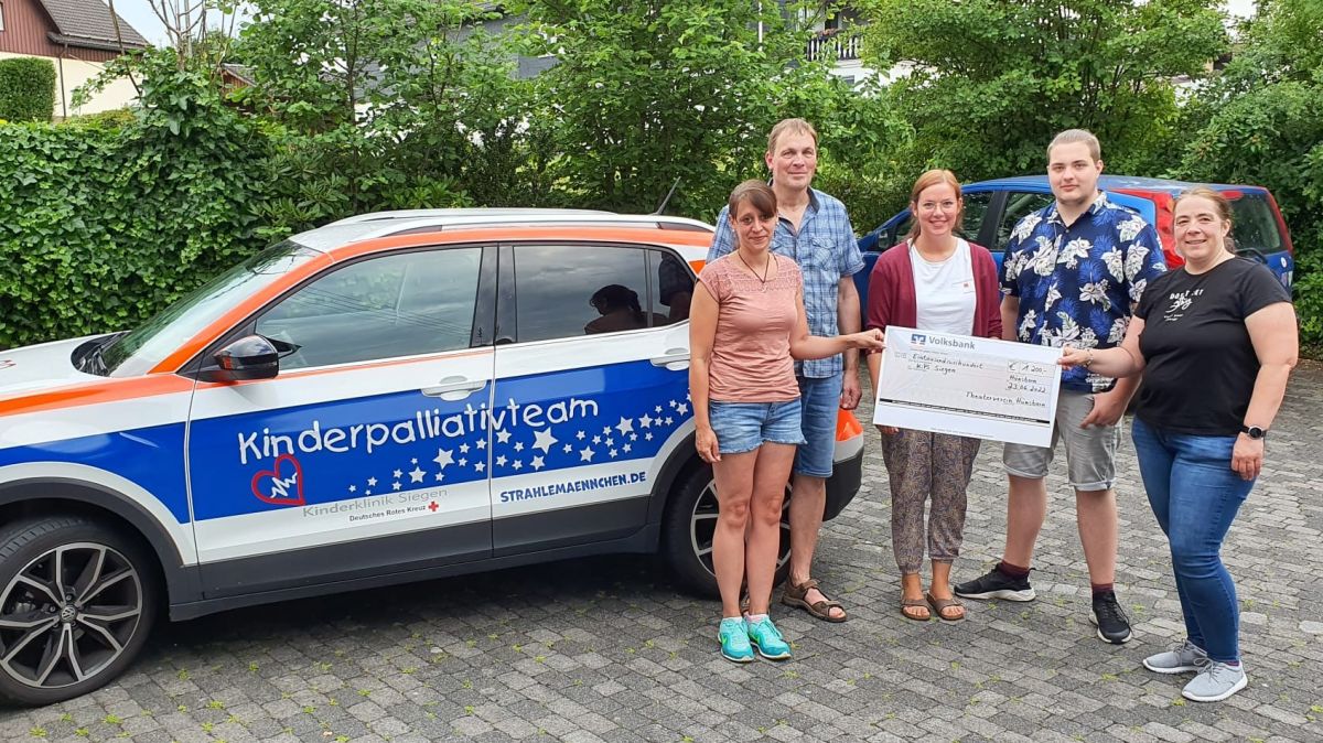 Das Kinder Palliativ Team Siegen freut sich über die 1.200 Euro Spende des Theatervereins Hünsborn. von privat