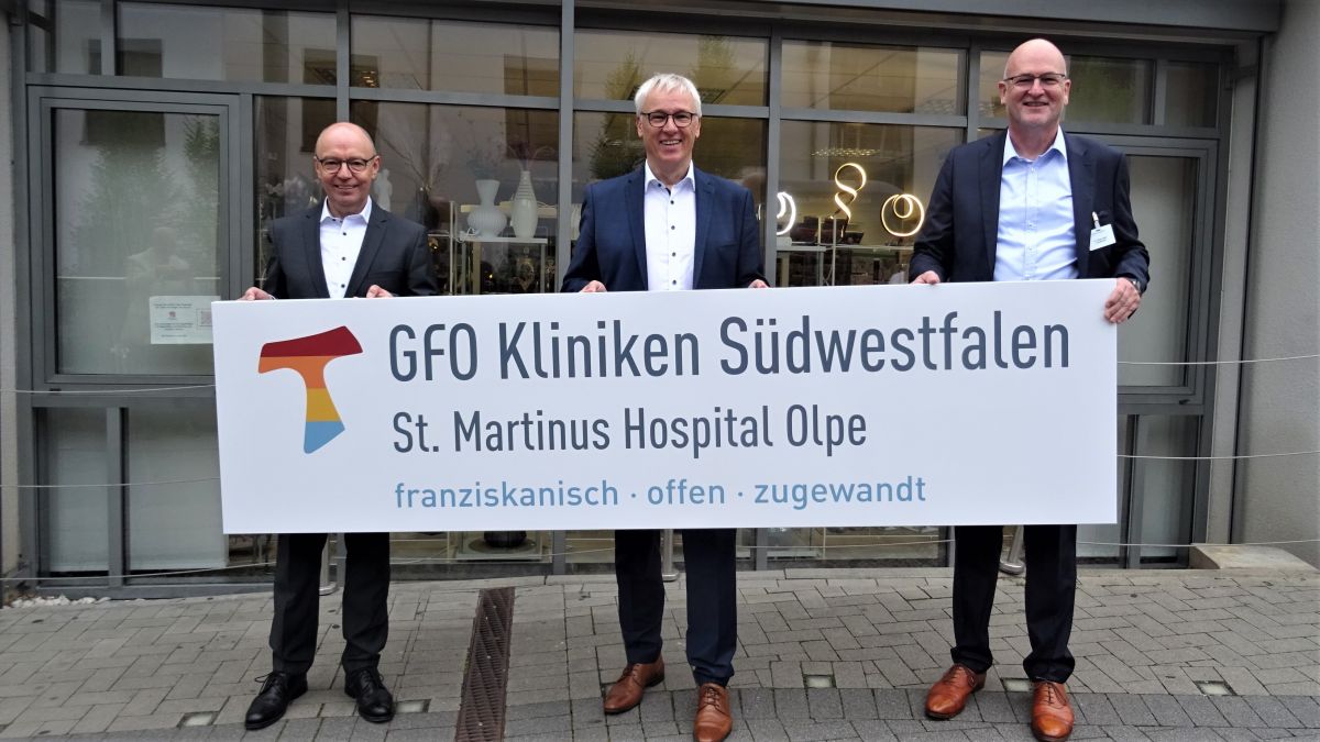 Wilhelm Rücker, Markus Feldmann und Dr. Gereon Blum (von links) mit dem neuen Logo. von Sigrid Mynar