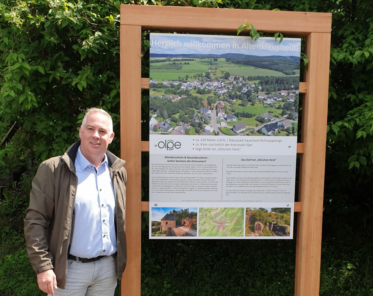 Altenkleusheims Ortsvorsteher Volker Köhler freut sich über die schmucke Tafel. von Kreisstadt Olpe
