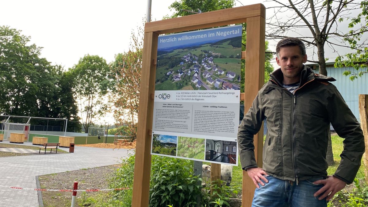 Der Ortsvorsteher von Neger, Manuel Ochibowski, an der neuen Hinweistafel. von Kreisstadt Olpe
