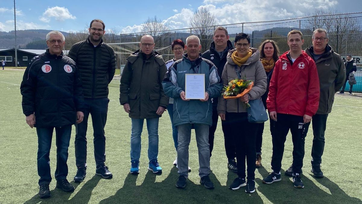 Christof Saure erhielt aus den Händen des Kreisjugendvorsitzenden Raimund Nöker das Goldene Jugendleiterehrenzeichen des WDFV. von privat