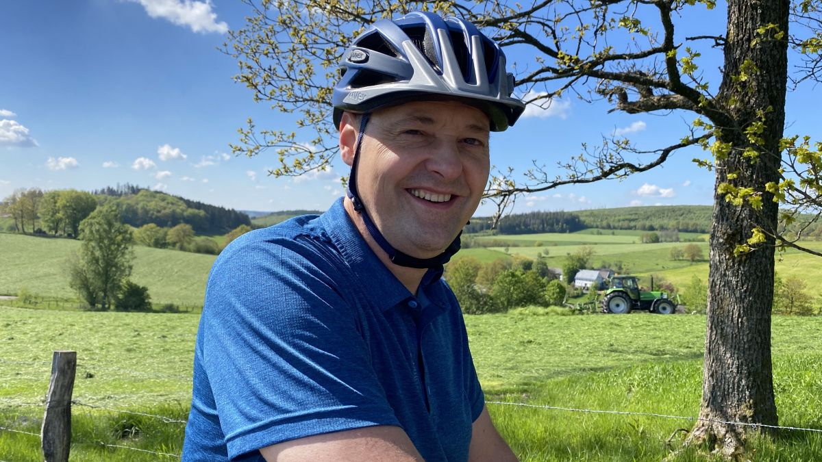 Bürgermeister Peter Weber mit dem Rad unterwegs in Rhonard. von Kreisstadt Olpe
