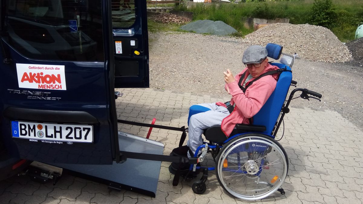 Menschen mit Gehbehinderungen und Menschen, die auf einen Rollstuhl angewiesen sind von privat