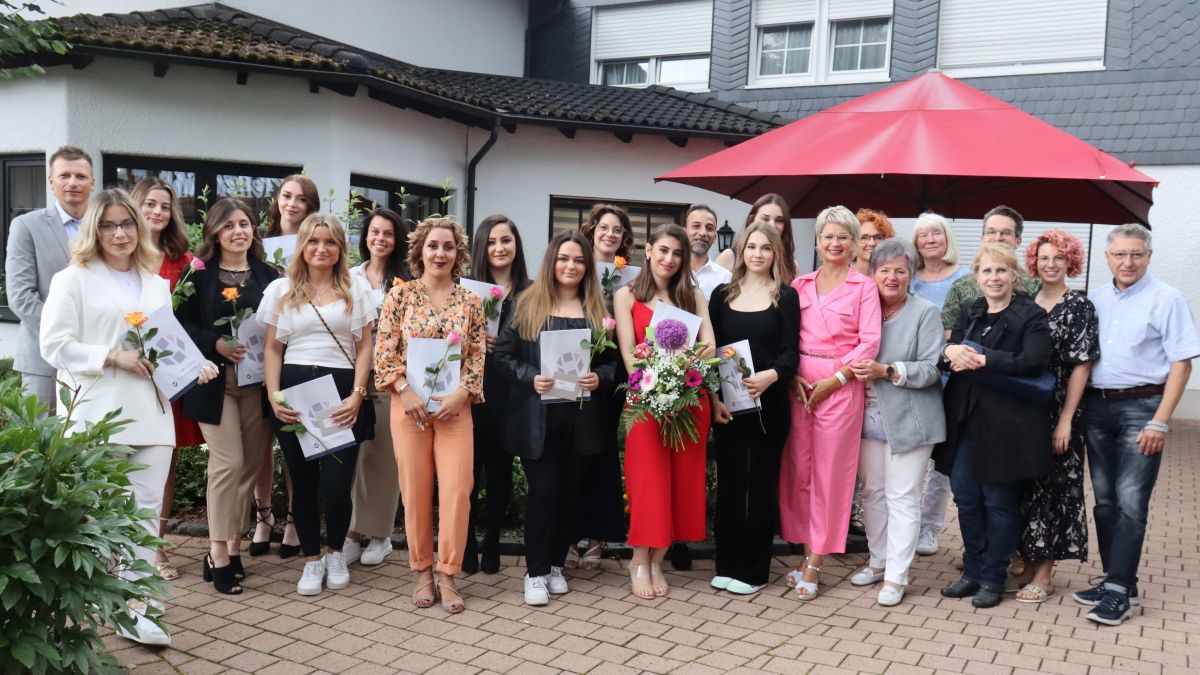 Geschafft! Die frischgebackenen Gesellinnen und Gesellen im Friseurhandwerk aus den Kreisen Olpe und Siegen-Wittgenstein. von privat