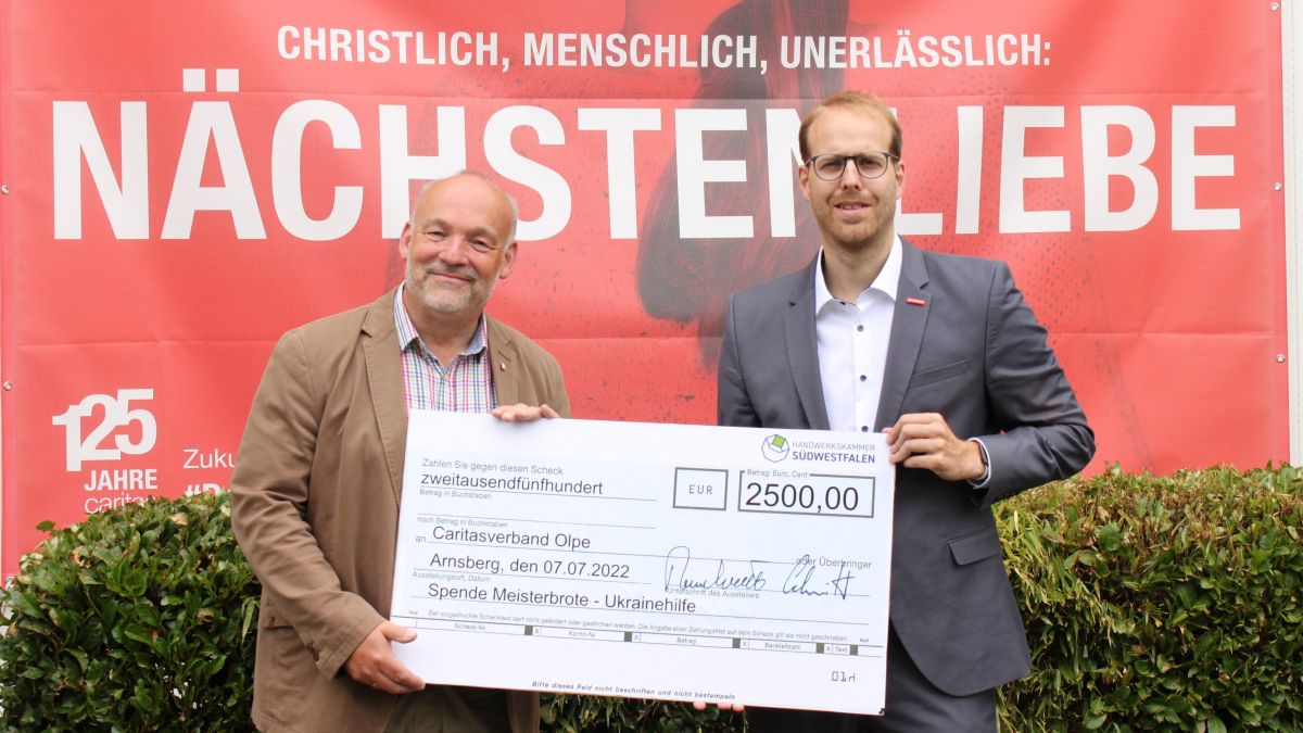 Geschäftsführer Christoph Becker nahm den symbolischen Spendenscheck aus den Händen von Fabian Bräutigam, Geschäftsführer bei der Handwerkskammer, entgegen. von privat