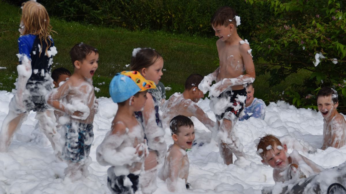 Die Kinder hatten richtig Spaß im Schaumbad. von Nicole Voss