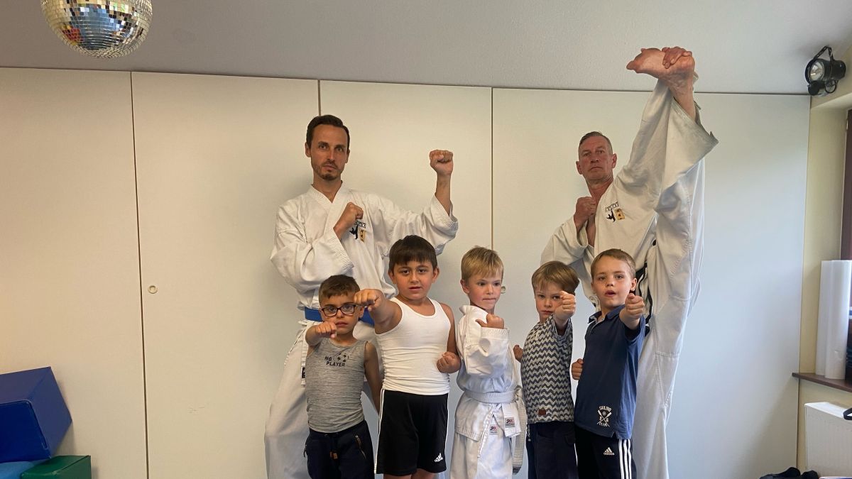 Kunibert Quast (r.) zeigte den Vorschulkindern Selbstverteidigungsstrategien. von privat