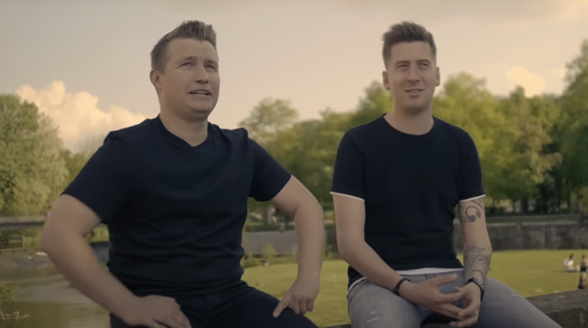 DJ Robin (rechts) und Schürze sind die Sänger von Layla. Geschrieben hat das Lied federführend Michael Müller alias Schürze. von Summerfield Records