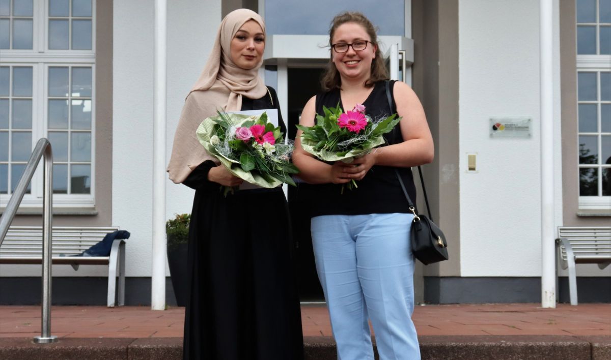 Die beiden Prüfungsbesten: Bäckereifachverkäuferin Sinem Kalan (Bäckerei Hesse, Kirchhundem, links im Bild) und Bäckerin Lisa Kunz (Bäckerei und Konditorei Hensel, Enger). von privat
