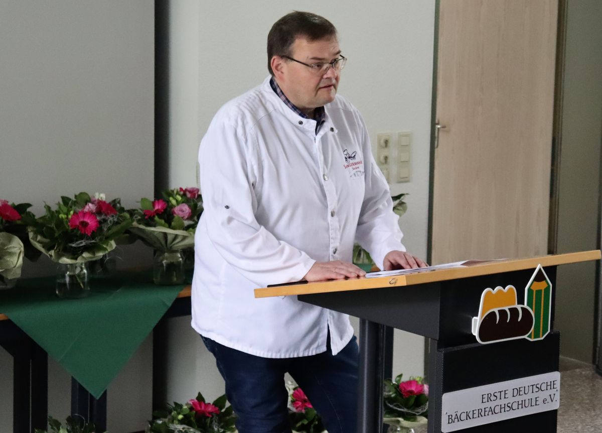 Obermeister der Bäckerinnung Westfalen-Süd Georg Sangermann  gratulierte dem jungen Berufsnachwuchs zu den bestandenen Abschluss- oder Gesellenprüfungen. von privat
