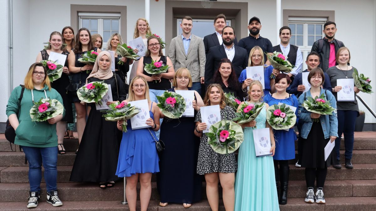 Die jungen Bäckergesellen sowie die Bäckereifachverkäuferinnen freuen sich über ihre bestandenen Prüfungen. von privat