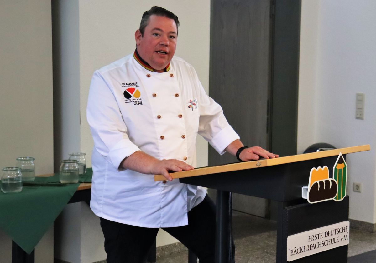 Wolfgang Vollmer, Leiter der Ersten Deutschen Bäckerfachschule in Olpe, machte auf die Wichtigkeit der Weiterbildung aufmerksam und motivierte die jungen Fachkräfte am Ball zu bleiben. von privat