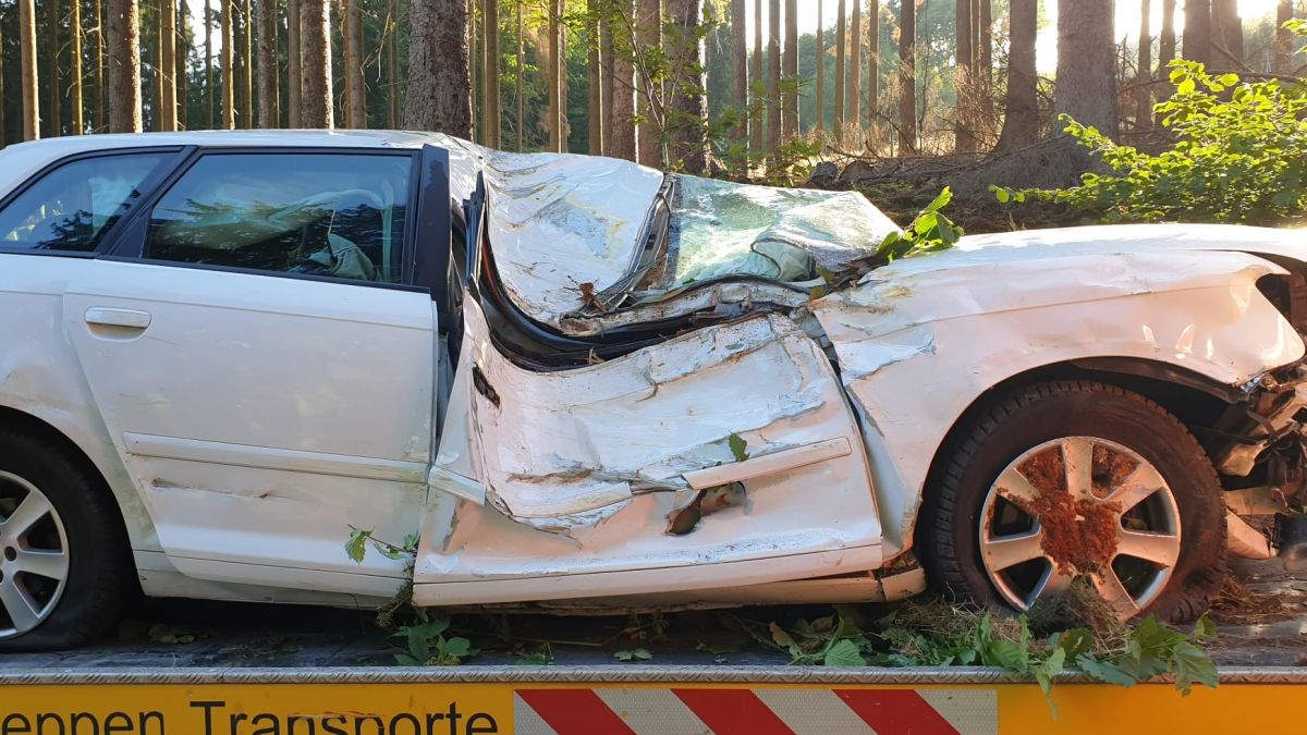 Das Fahrzeug war nicht mehr fahrbereit und musste abgeschleppt werden. von Feuerwehr