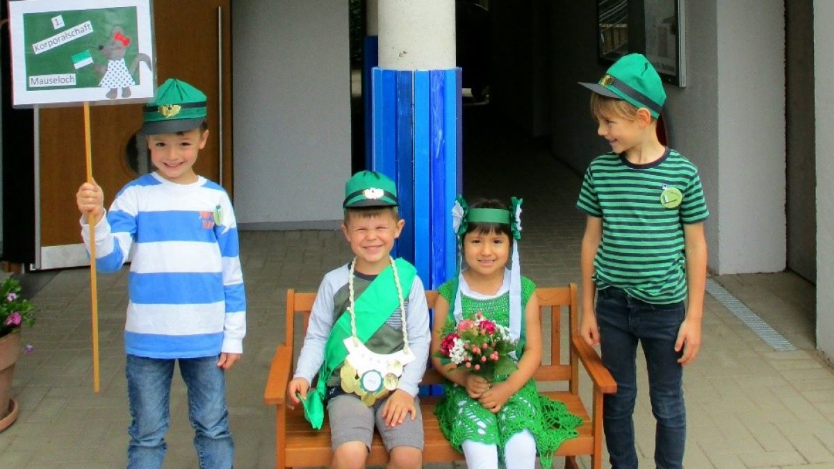 Auch die Olper Kindergartenkinder feiern ihr kleines Schützenfest mit neuem Königspaar. von privat