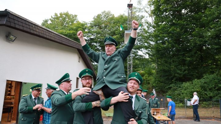 Impressionen vom Vogelschießen in Sondern, bei dem sich Guido Preising mit dem 187. Schuss...