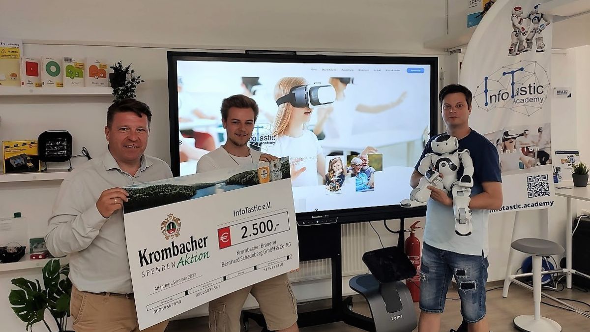 Krombacher-Gebietsverkaufsleiter Jens Selter (links) überreichte den beiden Vorstandsmitgliedern der InfoTastic Academy, Marcel Münch (Mitte) und Patrick Schwarne, den Spendenscheck in Höhe von 2.500 Euro. von Adam Fox