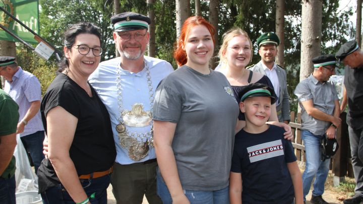 Mit dem neuen Schützenkönig Karsten Thielmann freuen sich seine Frau Christine und die Kinder...