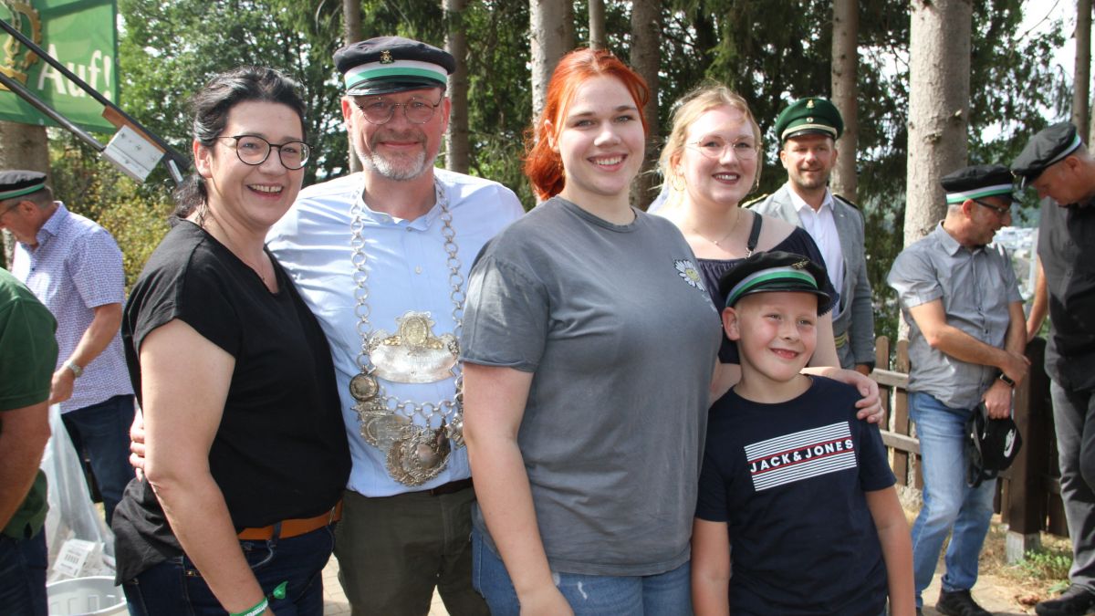 Mit dem neuen Schützenkönig Karsten Thielmann freuen sich seine Frau Christine und die Kinder Clara, Ida und Anton. von Kerstin Sauer