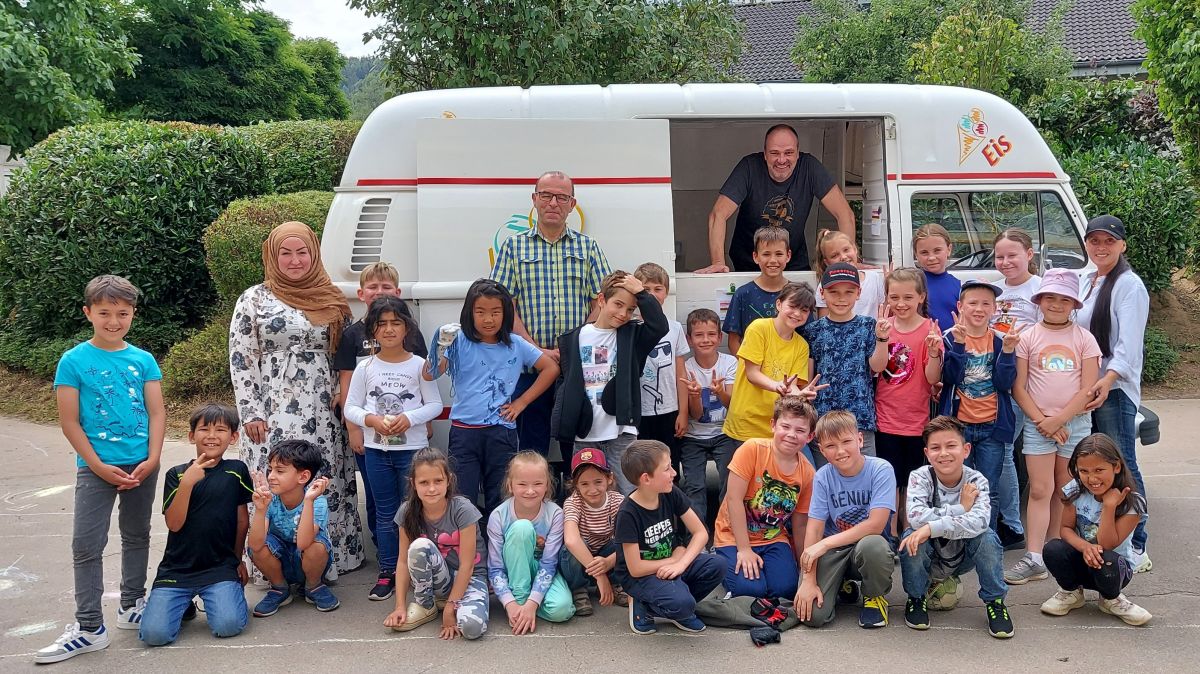 Kinder, die am „FerienIntensivTraining FIT ins Deutsch“ der Hansestadt Attendorn teilnahmen wurden zu einem Eis eingeladen. von Hansestadt Attendorn