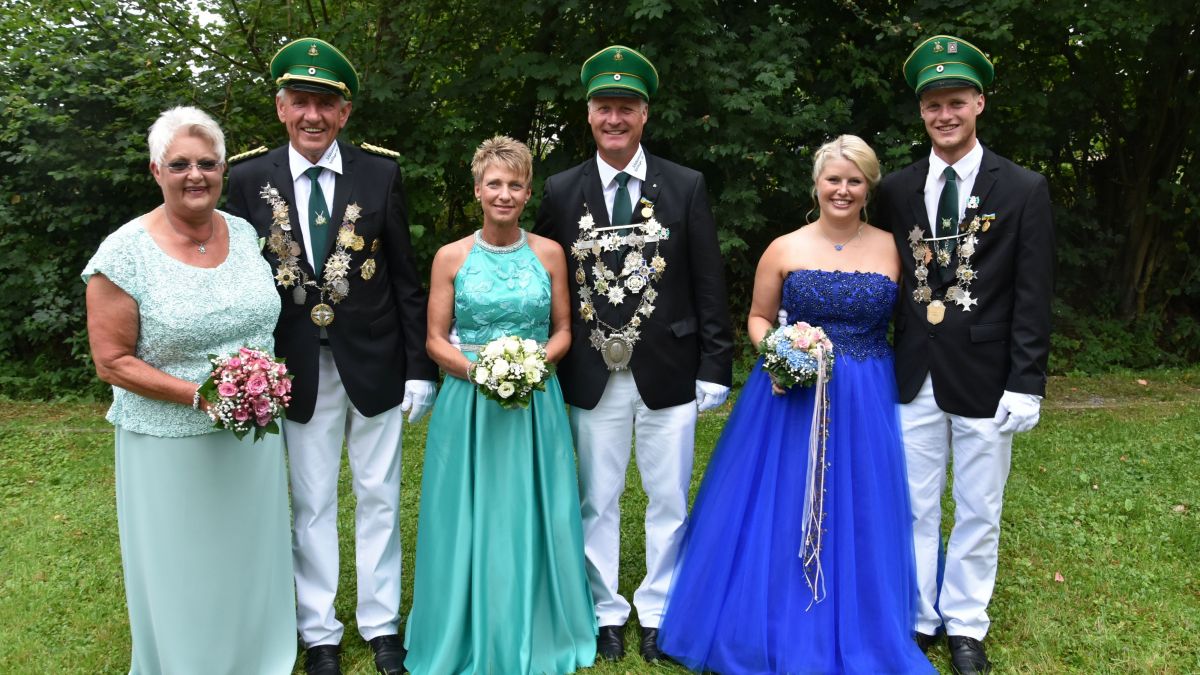 Das Kaiserpaar Alois und Sibylle Hermes, das Königspaar Wolfgang und Silvia Hille und das Jungschützenkönigspaar  Lukas Hille und Vanessa Münker freuen sich aufs Schützenfest. von Nicole Voss