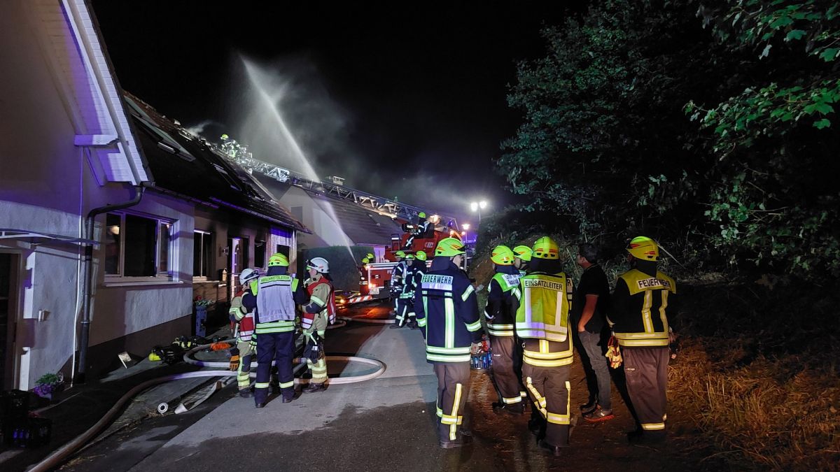 Etwa 120 Feuerwehrleute und weitere Rettungskräfte waren in der Nacht zum Sonntag, 10. Juli im Einsatz. Die Staatsanwaltschaft Siegen konnte nun bestätigen, dass es sich um Brandstiftung handelt. von Feuerwehr Finnentrop