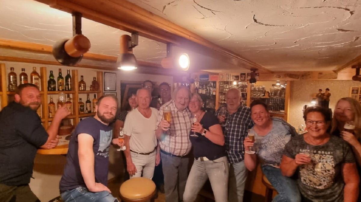 Jana Arens und ihr Vater Peter Teipel mit ihren Gästen. von privat