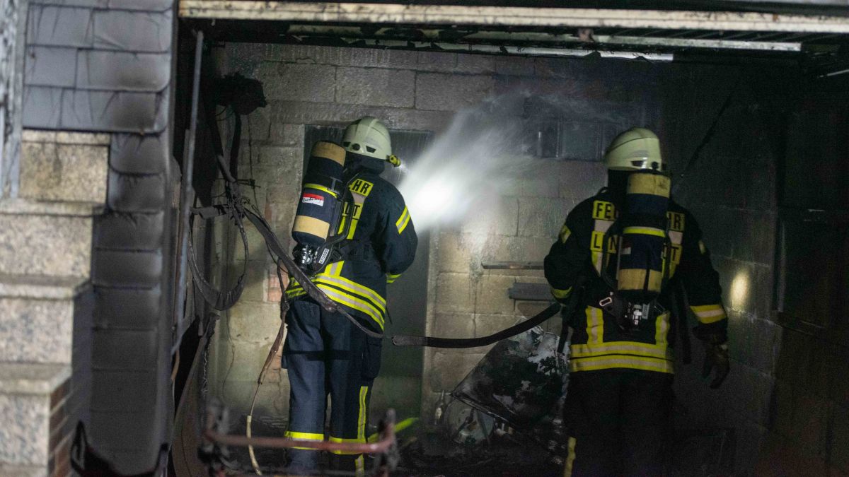Die Feuerwehr bekämpfte am Sonntagabend einen Garagenbrand in Maumke. von Nils Dinkel